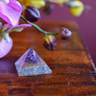 Mini-Orgonit-Pyramide „Reinigung und Beruhigung“ Amethyst